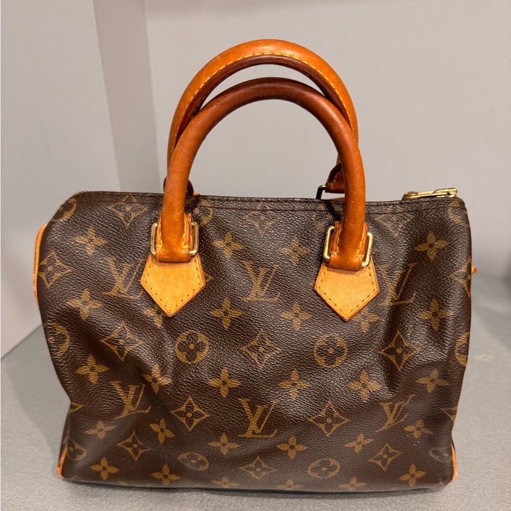 LOUIS VUITTON 
Monogram Speedy 25